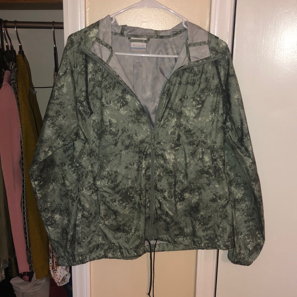 Very nice colors, good light rain jacket
